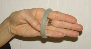 put on jade bangle